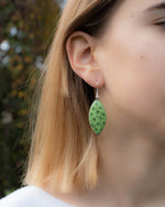 Charger l&#39;image dans la galerie, Boucles d&#39;oreilles LOLA - modèle Feuille verte

