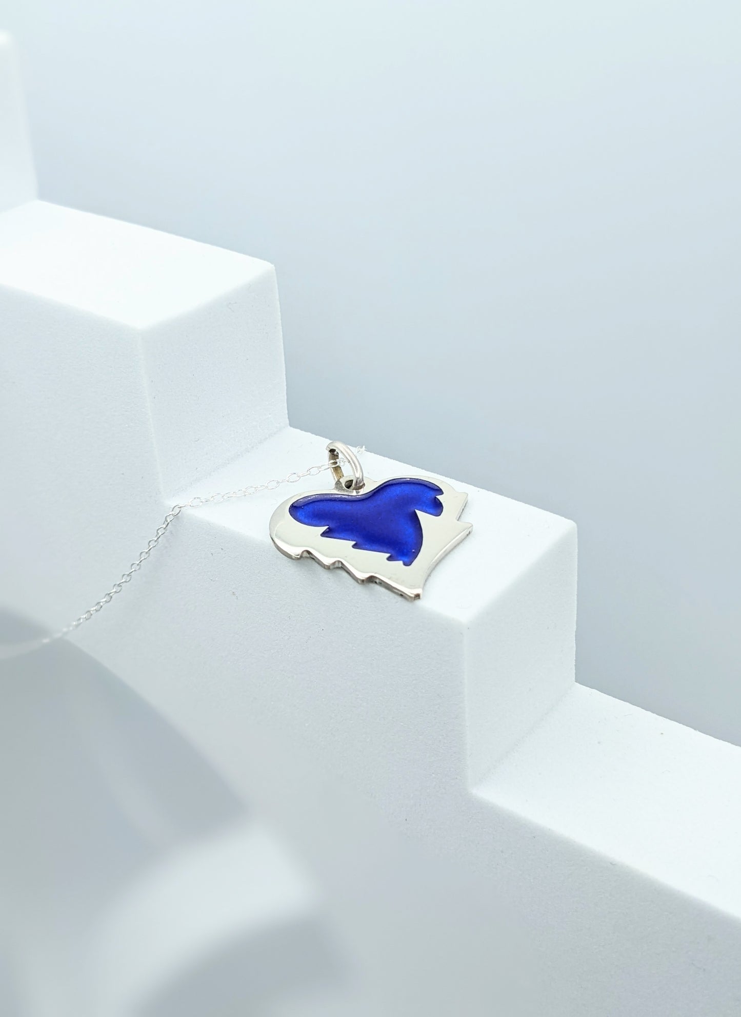 Pendentif coeur bleu électrique