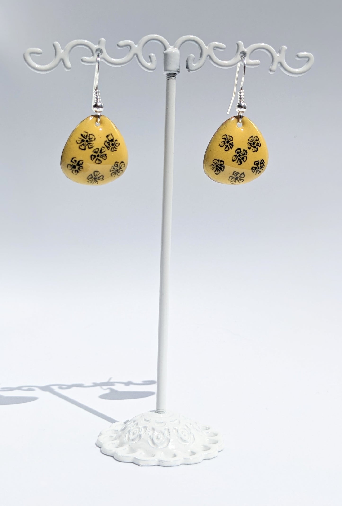Boucles d'oreilles LOLA - petit modèle triangle arrondi jaune