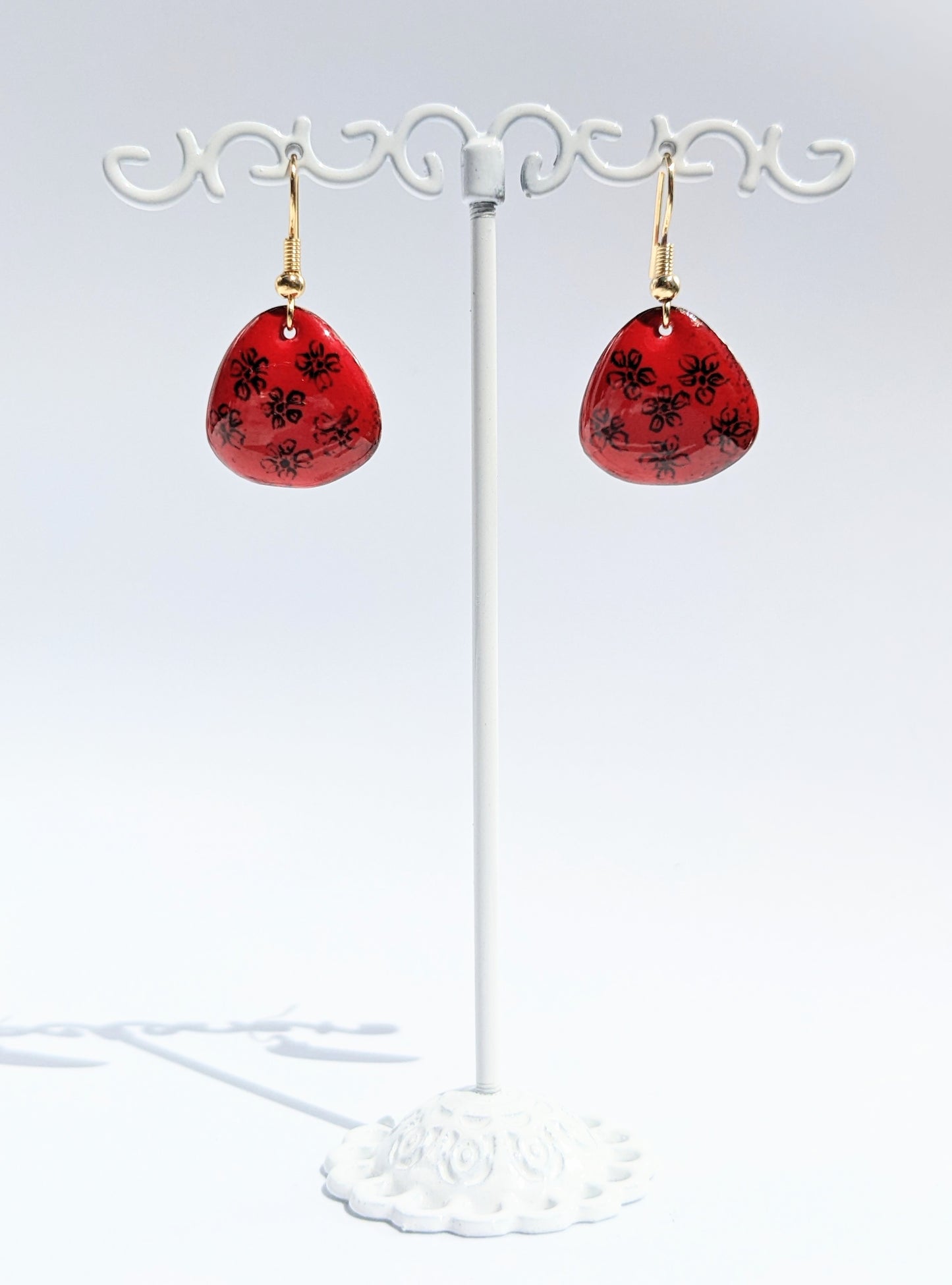 Boucles d'oreilles LOLA - petit modèle triangle arrondi rouge